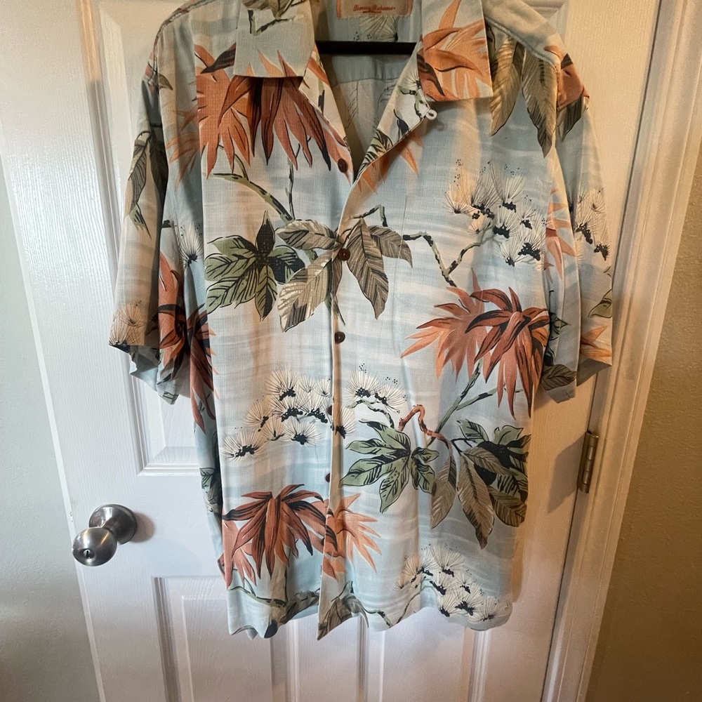 Tommy Bahama Light Blue Floral Shirt XL 100% Hawaiian button up